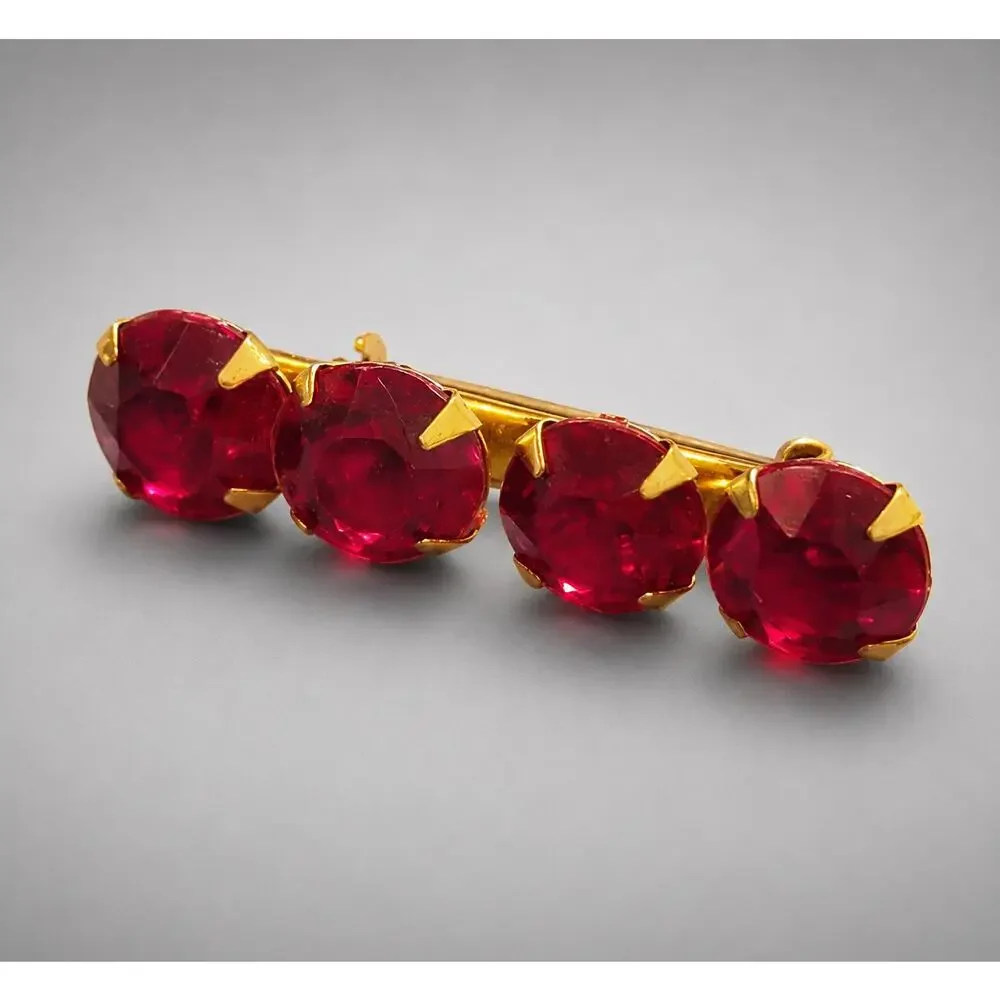 Vintage Deep Red Faceted Lucite Bar Pin, Retro C-Hook, 1940s, Gold-tone‎ go-64